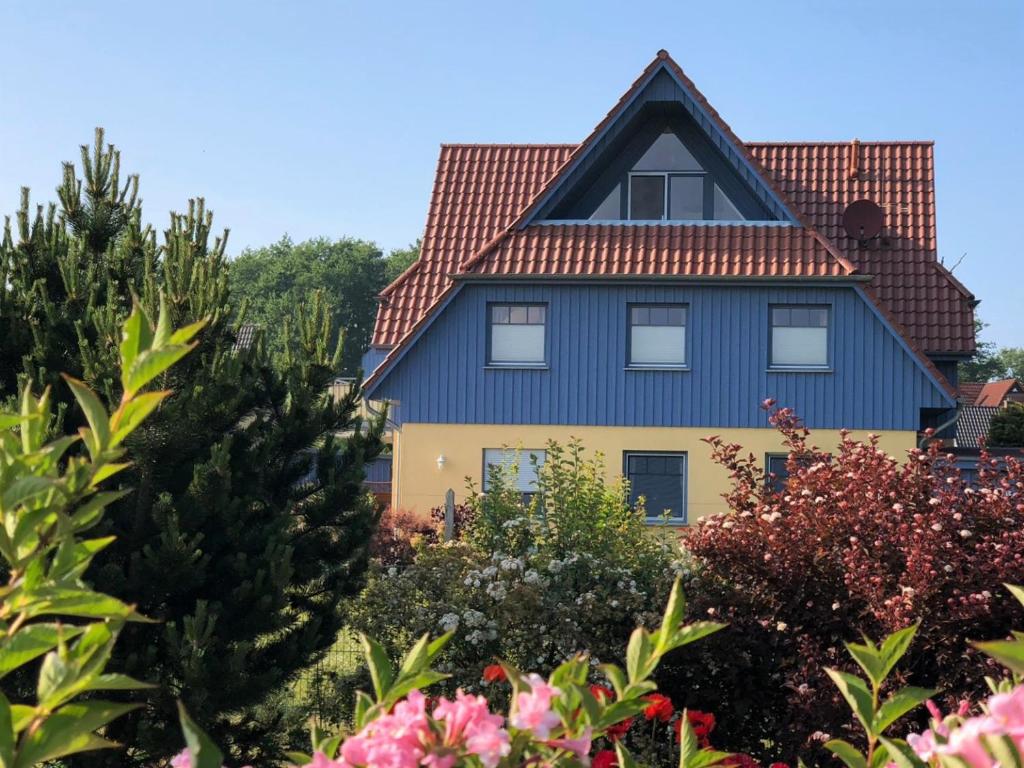 プレローにあるFerienwohnung Weitblickの青黄色の木々の家