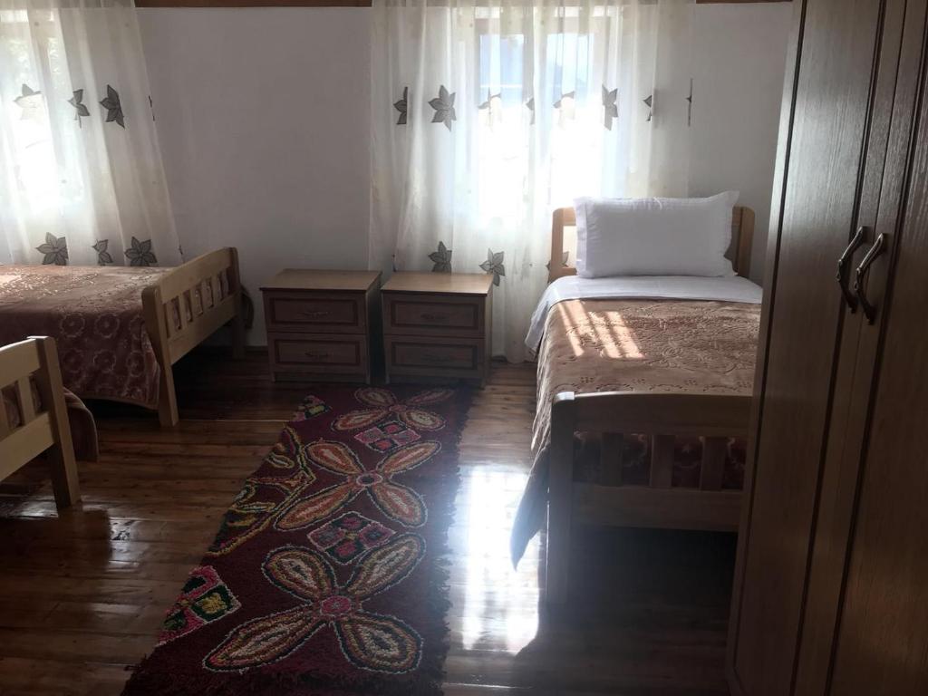 Postel nebo postele na pokoji v ubytování Guest House Sabriu