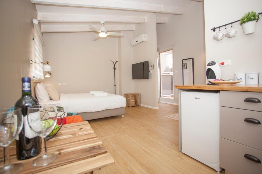 cocina y sala de estar con 1 cama en una habitación en Tslil Suite, en Yeruham