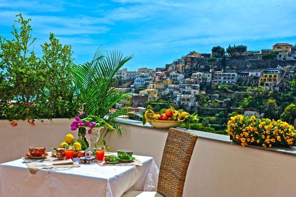 una mesa con comida y vistas a la ciudad en Maison Liparlati, en Positano