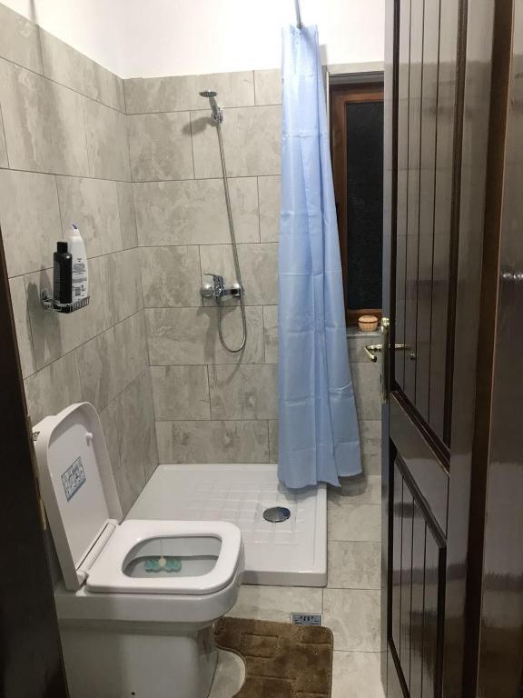 Koupelna v ubytování Guest House Sabriu
