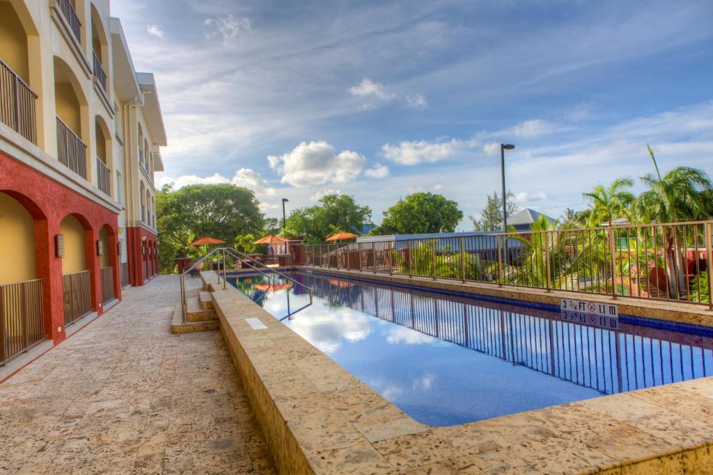 Bazén v ubytování Courtyard by Marriott Bridgetown, Barbados nebo v jeho okolí