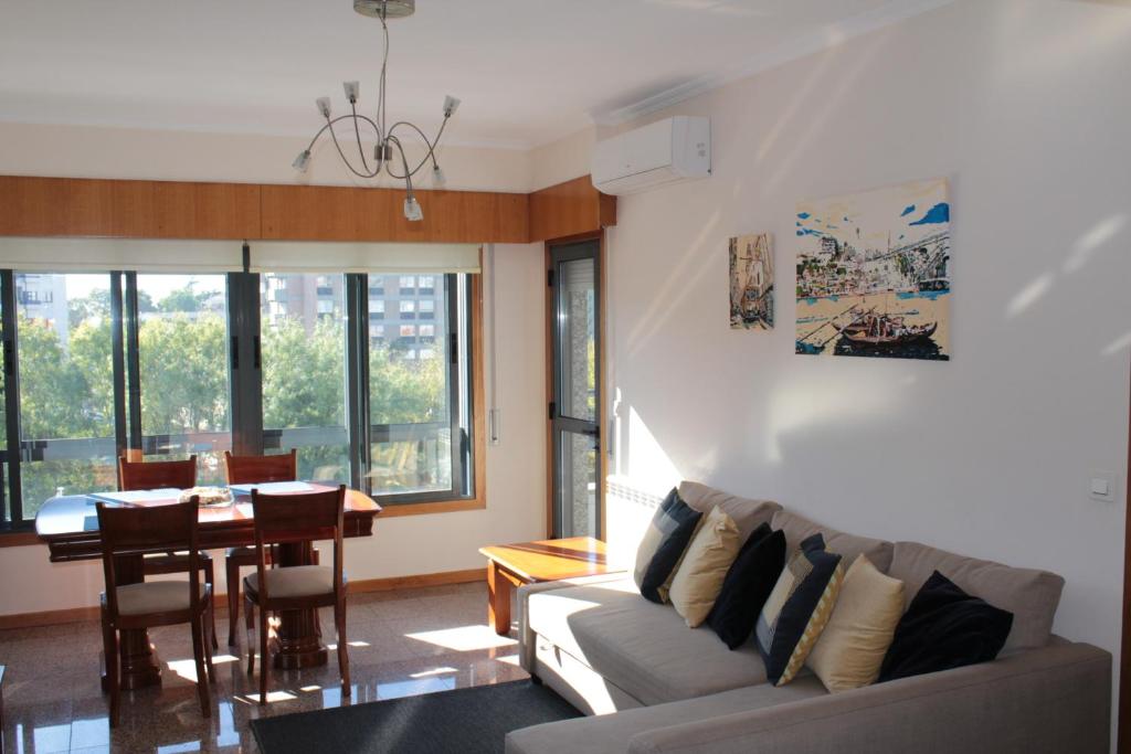ein Wohnzimmer mit einem Sofa und einem Tisch in der Unterkunft Galizia Flat in Porto