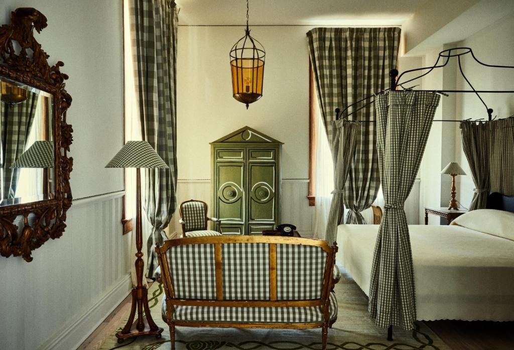 - une chambre avec un lit, une chaise et un miroir dans l'établissement Hotel Peter and Paul, à La Nouvelle-Orléans