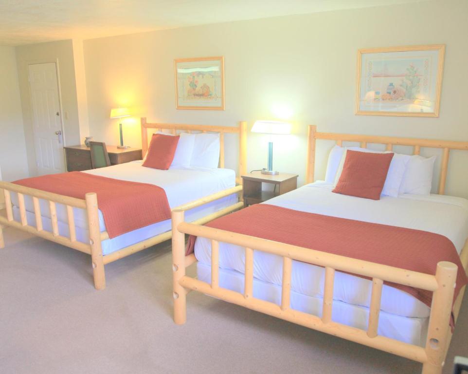 2 bedden in een hotelkamer met 2 eenpersoonsbedden bij Bryce Zion Inn in Hatch