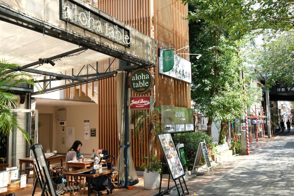 東京にあるCOCO Nakameguro 201の外席の女