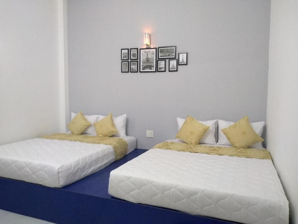 een kamer met 2 bedden en een bank bij Phuc Hau Hotel in Con Dao