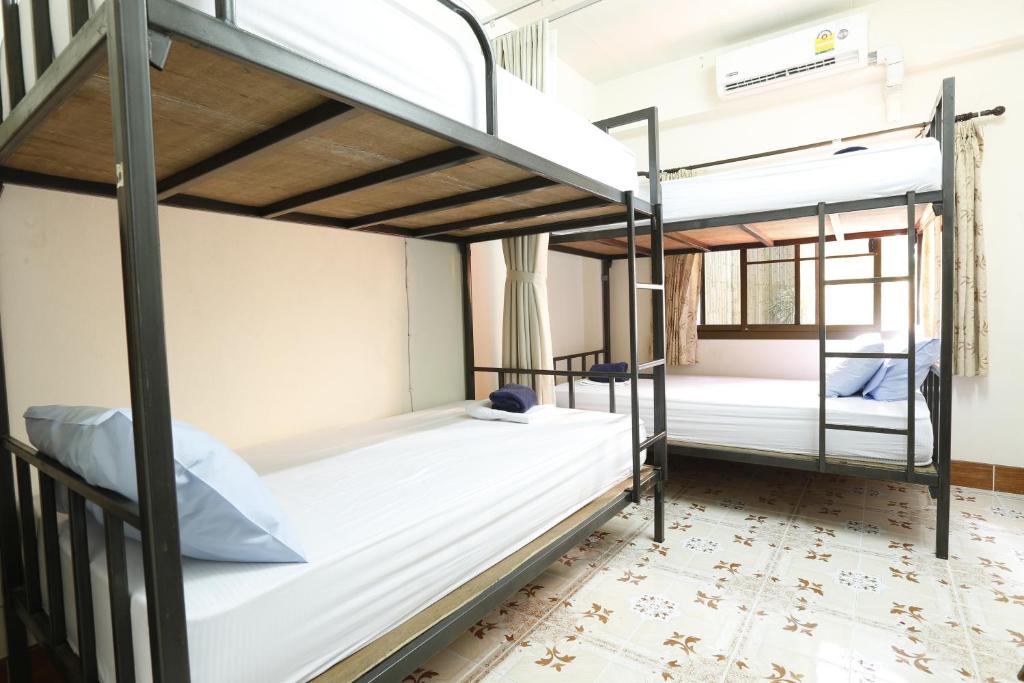 Postel nebo postele na pokoji v ubytování Baan Kamala Fantasea Hotel