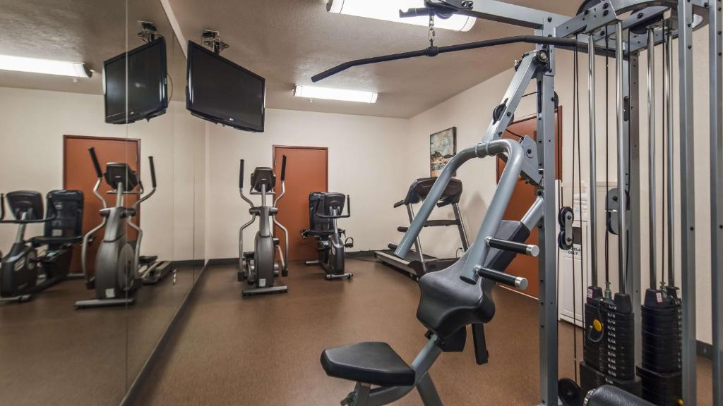 Fitness centrum a/nebo fitness zařízení v ubytování Best Western Tolleson