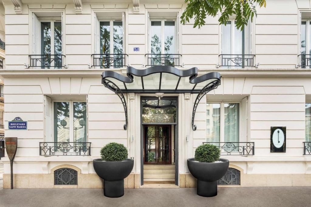 un edificio con una porta di fronte di Best Western Plus La Demeure a Parigi