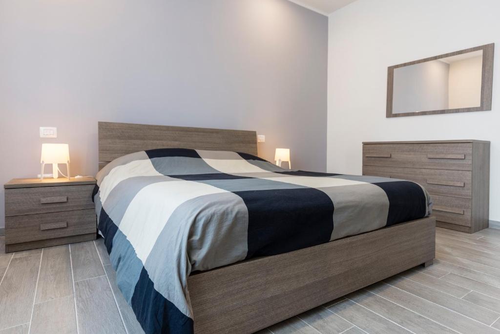 een slaapkamer met een groot bed en 2 nachtkastjes bij Bilocale Sirio-Intero appartamento ad uso esclusivo by Appartamenti Petrucci by Appartamenti Petrucci in Foligno