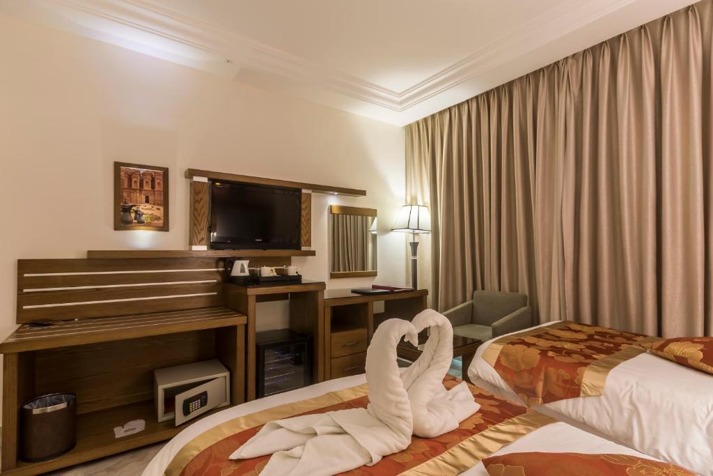 Postel nebo postele na pokoji v ubytování Petra Moon Hotel
