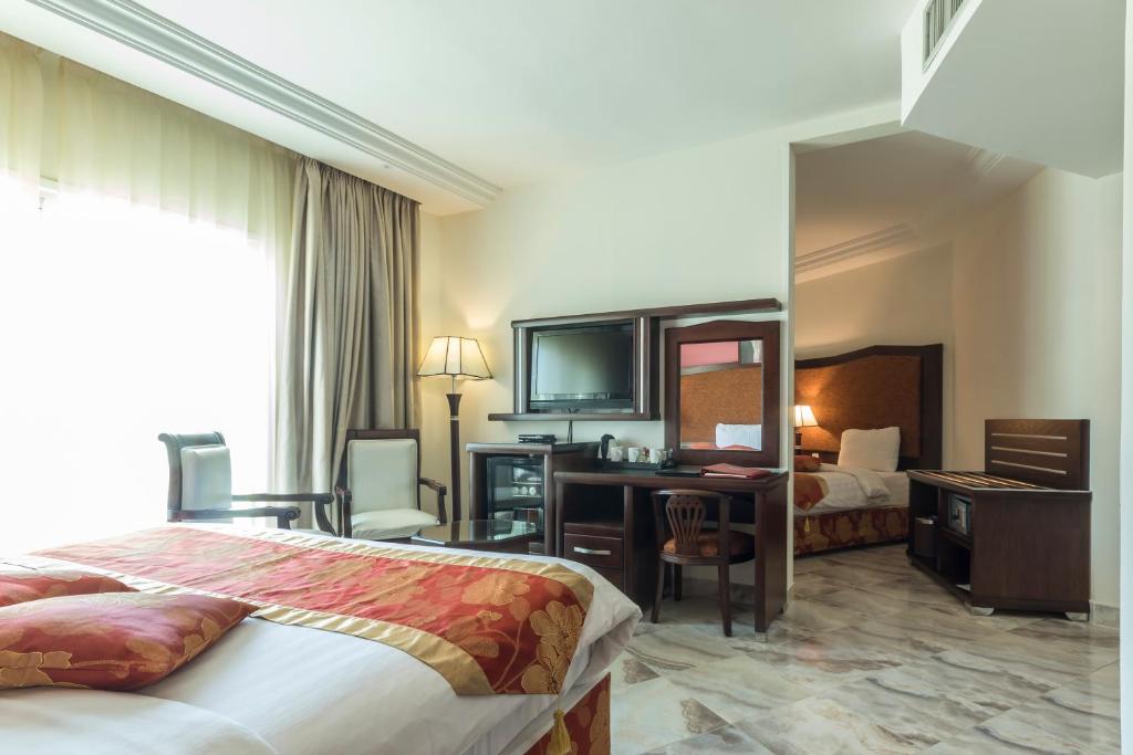 TV a/nebo společenská místnost v ubytování Petra Moon Hotel