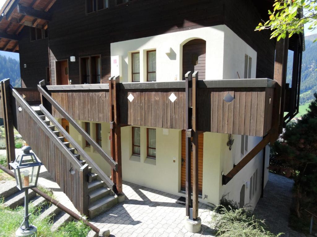 ErnenにあるAragon L70の木門と階段のある家