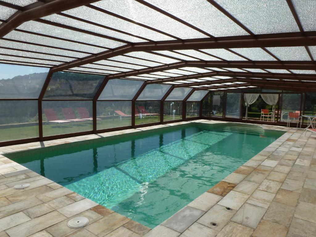 een binnenzwembad met een open dak bij Can Mahola in Beuda