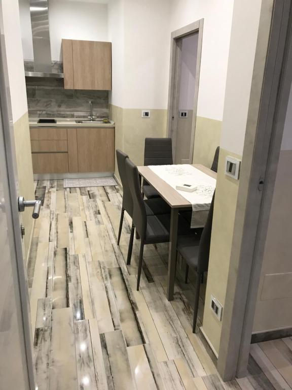 Kuchnia lub aneks kuchenny w obiekcie B&B ATTICO GALLIERA