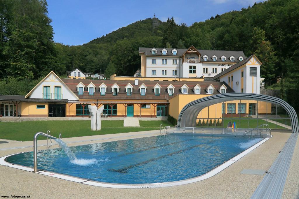 een groot zwembad voor een groot gebouw bij Horský hotel Remata in Ráztočno