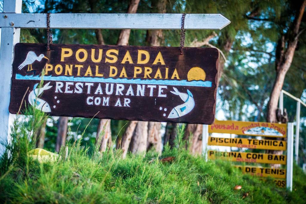 サン・ペドロ・ダ・アルデイアにあるPousada Pontal da Praiaの碧碧の門と公園を読む看板