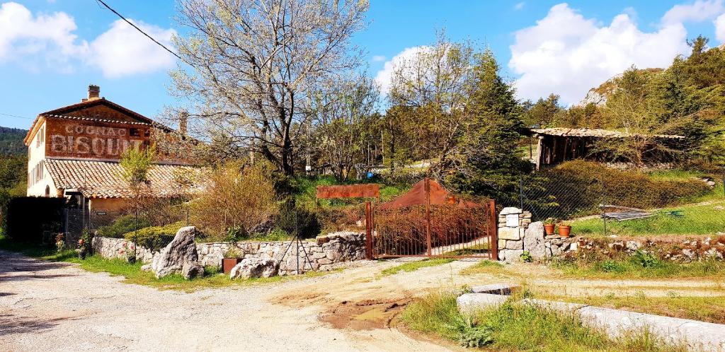 un camino de tierra en frente de un edificio en una colina en Bastide Napoléon, en Séranon