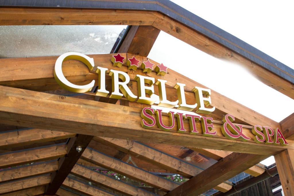 カナツェーイにあるHotel Cirelle Suite & Spaの屋根看板