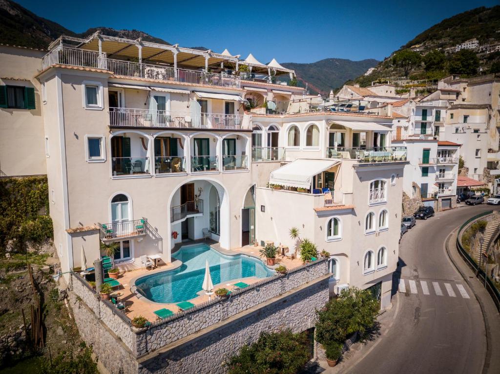 una imagen de un edificio con piscina en Hotel Bonadies, en Ravello