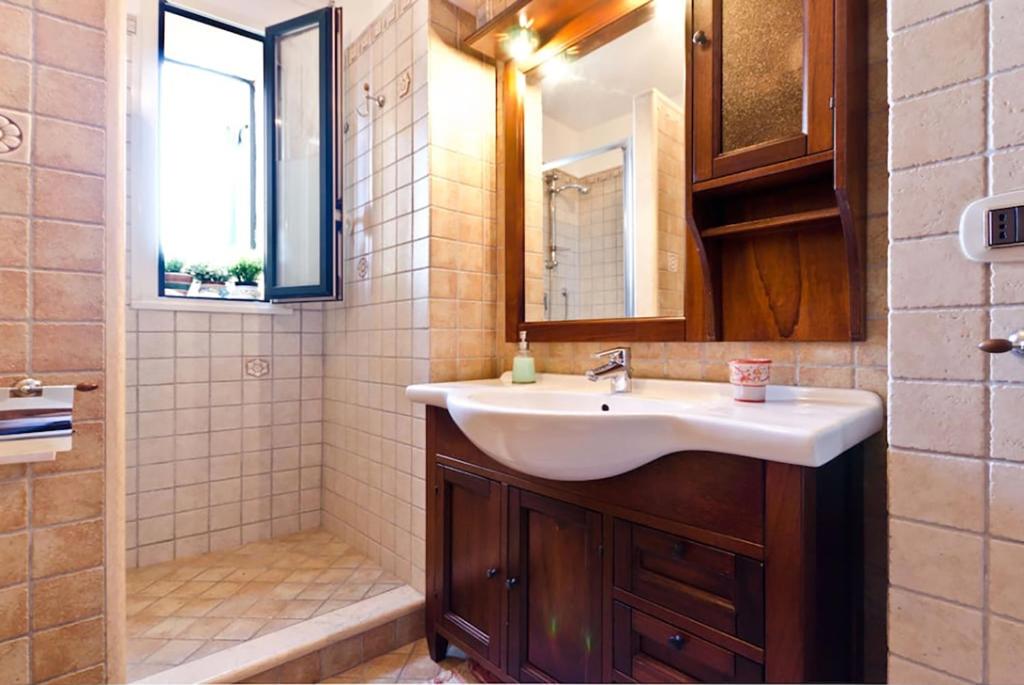 Kúpeľňa v ubytovaní Miriam Sea Front Apartment Jacuzzi