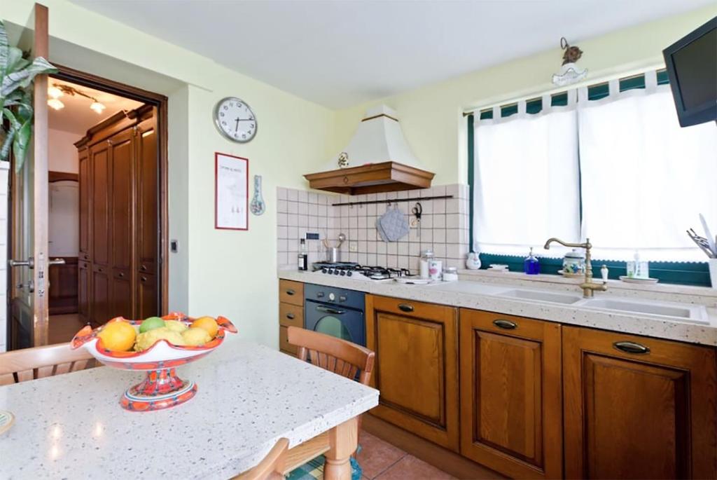 Kuchyňa alebo kuchynka v ubytovaní Miriam Sea Front Apartment Jacuzzi