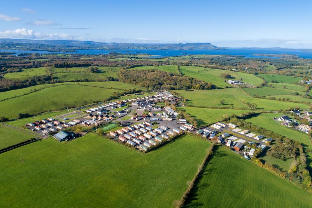 uma vista aérea de uma aldeia num campo em Drumhoney Holiday Park em Enniskillen