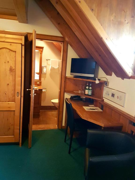 TV a/nebo společenská místnost v ubytování Hotel zum Kreuz