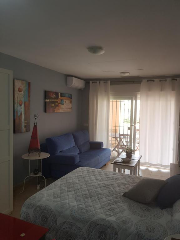 タリファにあるSunset Tarifaのベッドルーム(青いベッド1台、青いソファ付)