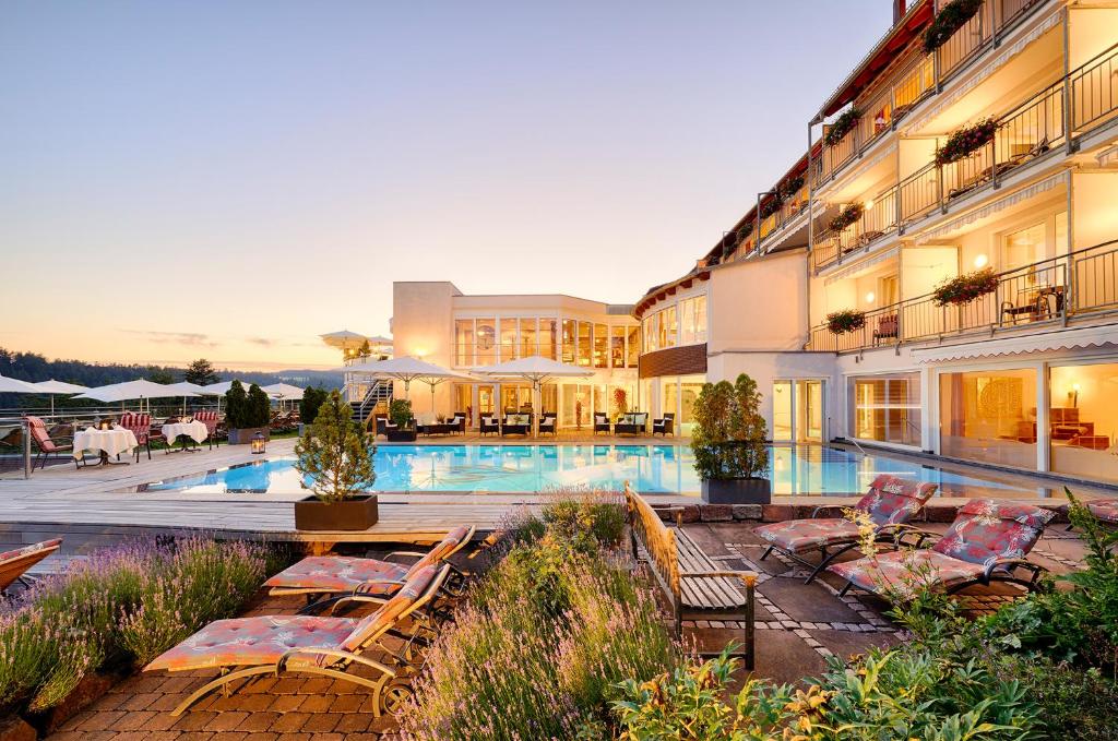 Bazén v ubytování Hotel Kronelamm im Schwarzwald nebo v jeho okolí