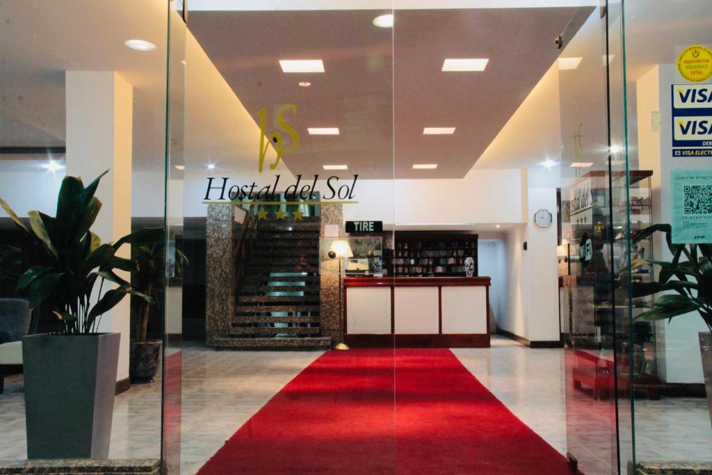 特爾馬斯德里奧翁多的住宿－Hostal Del Sol Spa，商店中间的红地毯