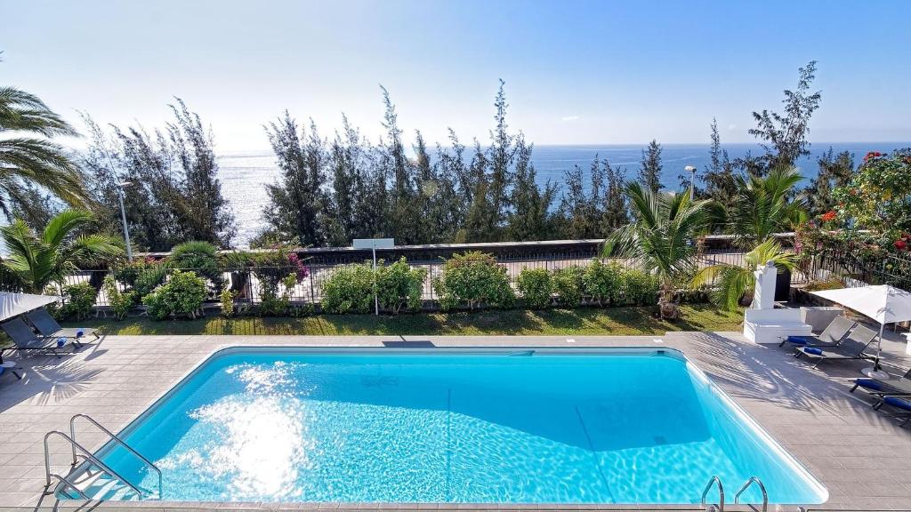 a swimming pool with a view of the ocean at Las Nasas by Labranda in Playa del Ingles