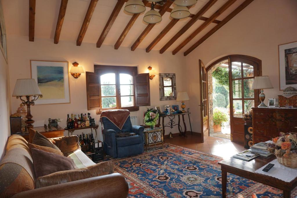 un salon avec un canapé et une table dans l'établissement Villa Armonia, à Borgo a Mozzano