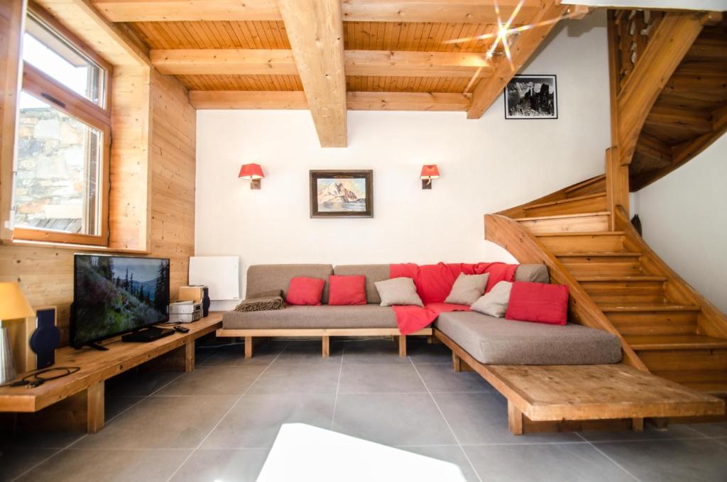 sala de estar con sofá y TV en Chalet Panorama, en Chamonix-Mont-Blanc