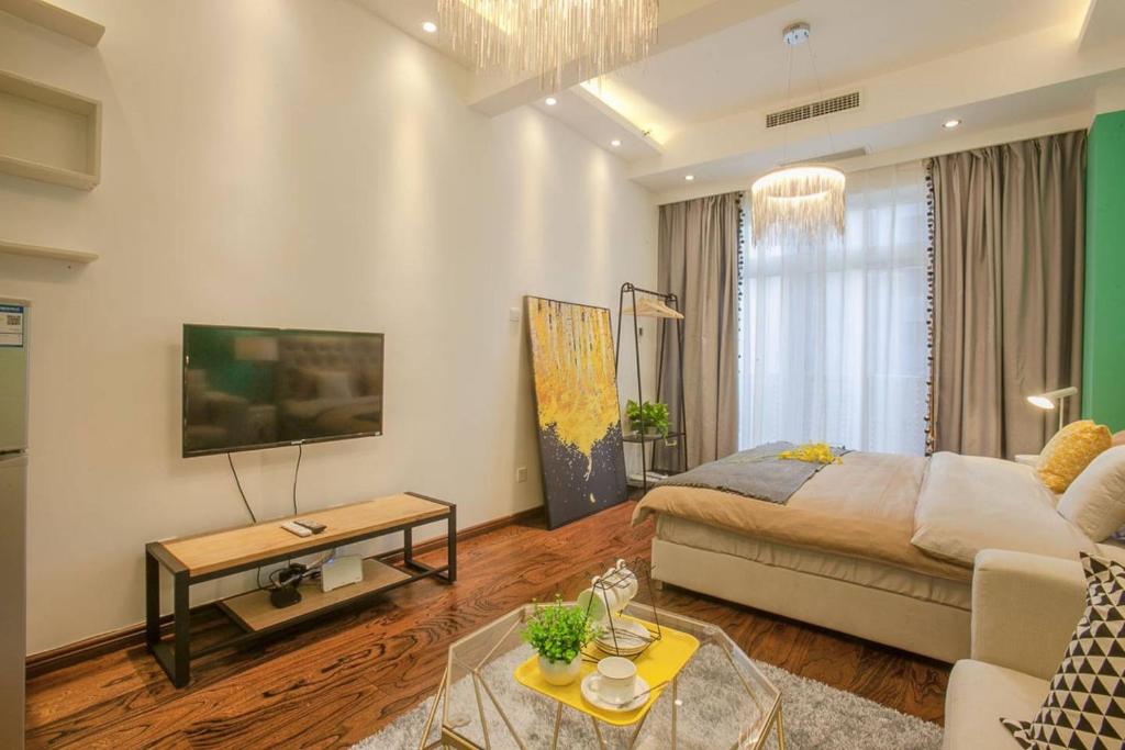 a living room with a couch and a tv at Chengdu Qingyang·Lihua Street· Locals Apartment 00116030 in Chengdu