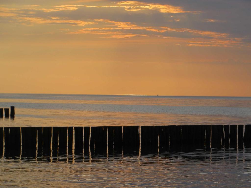 ベルガーエンデ・レートヴィッシュにあるExkl_ App_ Buhne_ Kamin_ W_LAN_ 25の夕日の桟橋からの海の景色