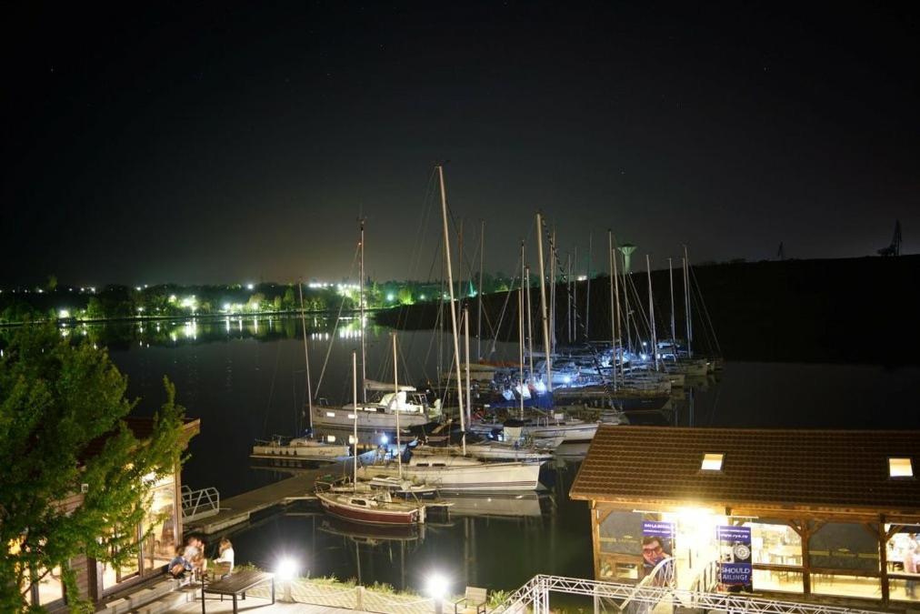Limanu的住宿－LifeHarbour Limanu，一群船在晚上停靠在码头