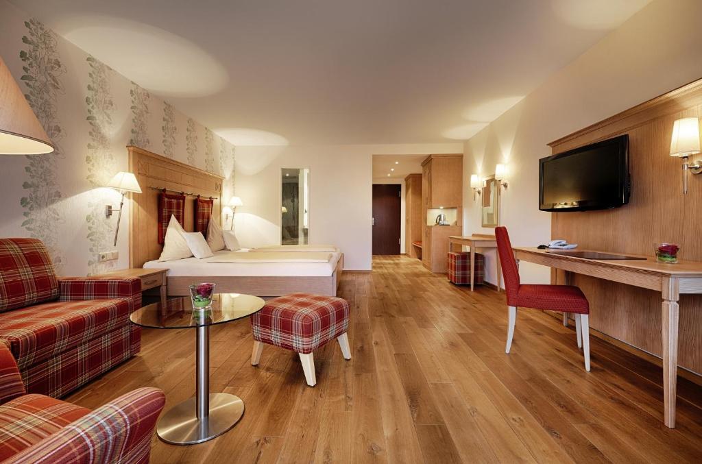 TV a/nebo společenská místnost v ubytování Hotel Kronelamm im Schwarzwald