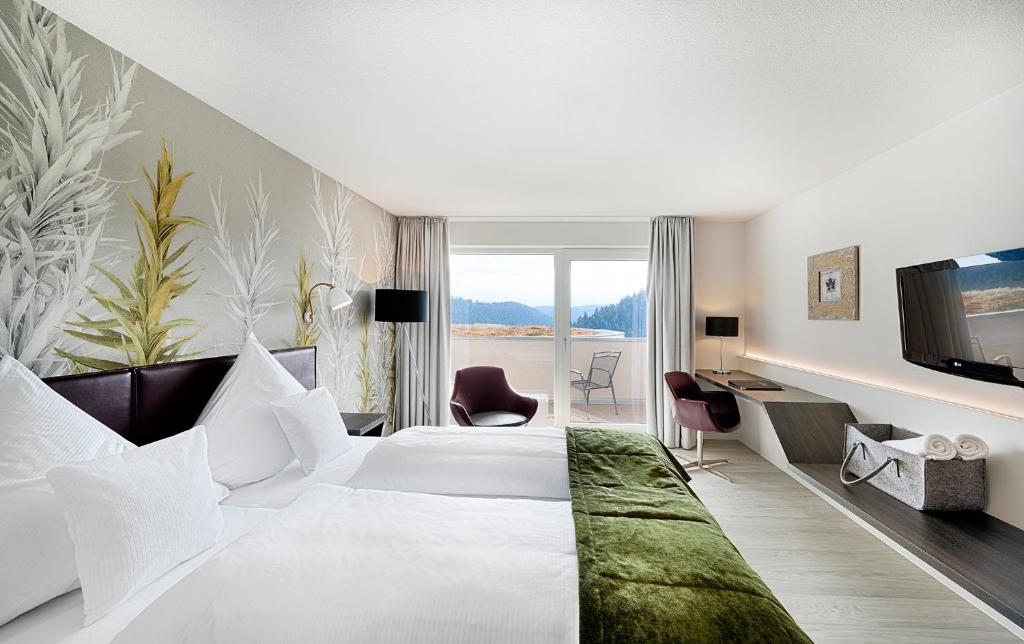 Postel nebo postele na pokoji v ubytování Hotel Kronelamm im Schwarzwald