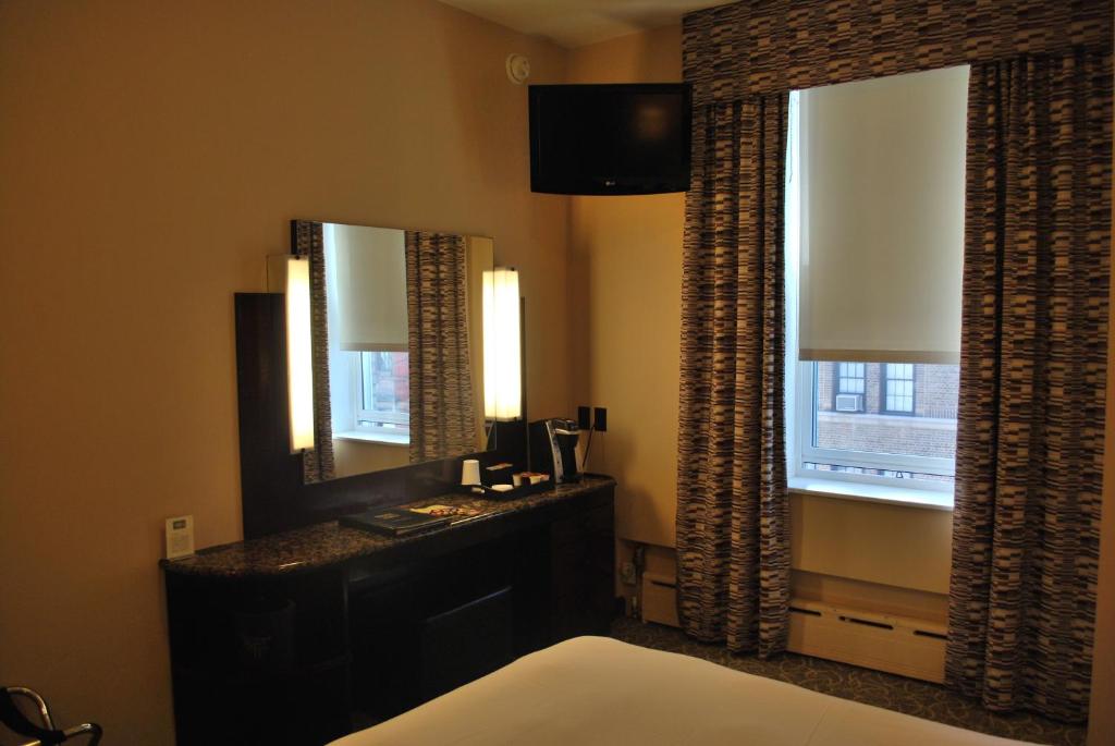 Cama ou camas em um quarto em Washington Square Hotel