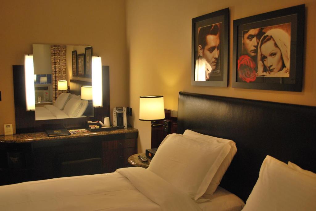 Cama ou camas em um quarto em Washington Square Hotel