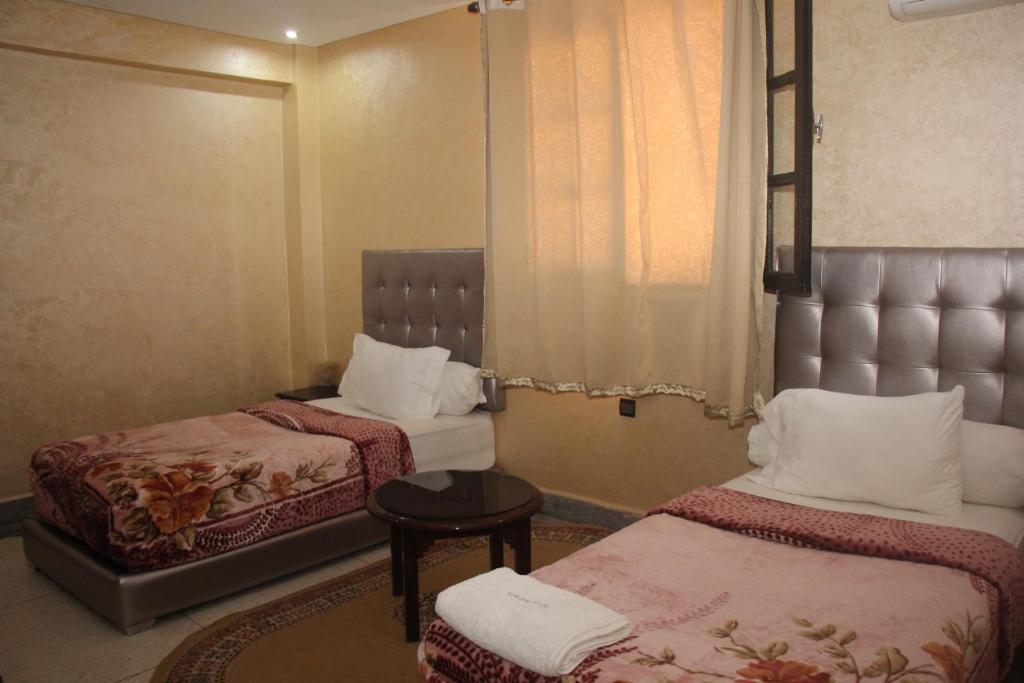 Una cama o camas en una habitación de Hôtel Sable d'Or