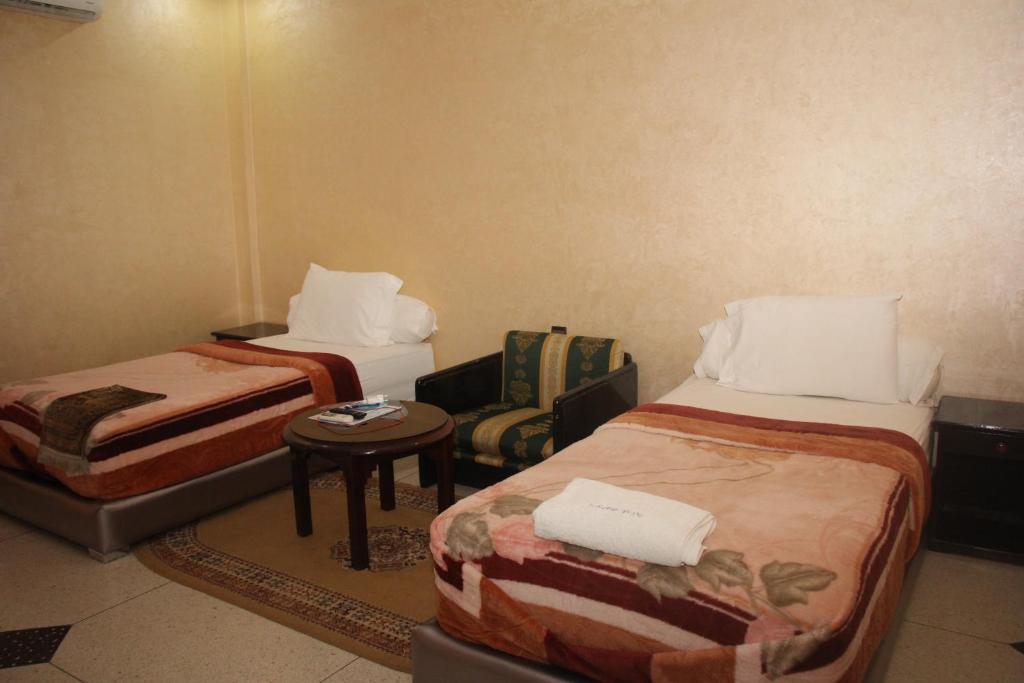 Una cama o camas en una habitación de Hôtel Sable d'Or