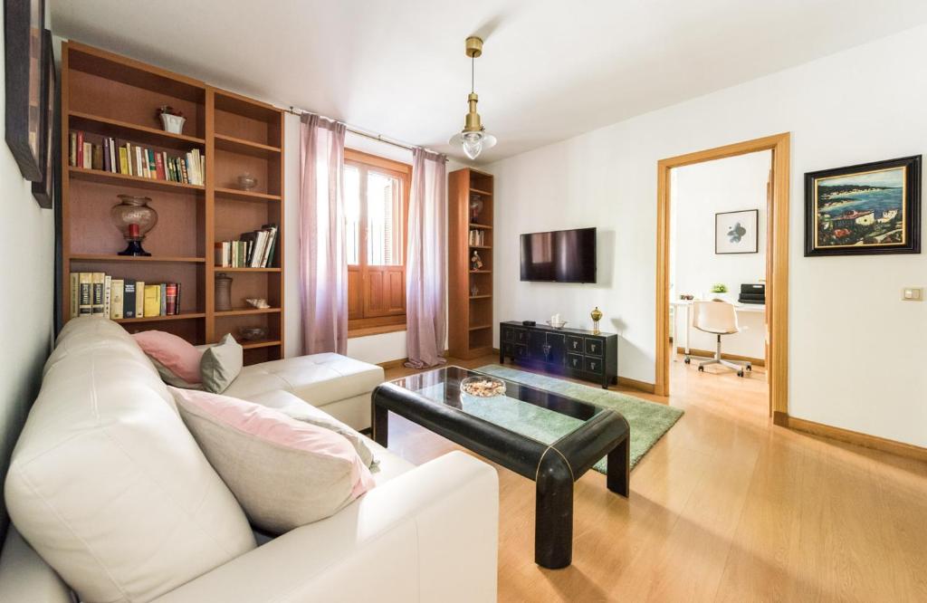 - un salon avec un canapé blanc et une table dans l'établissement Gomez De Mora, à Madrid