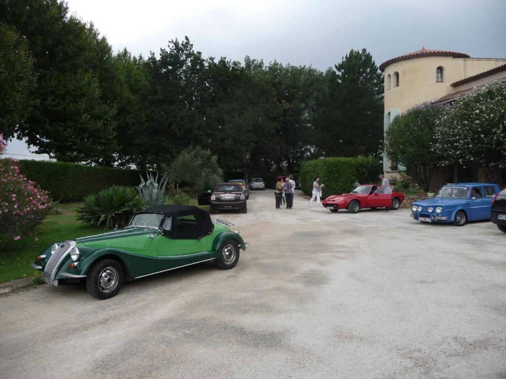 a group of cars parked in a parking lot at Logis du Comte in Suze-la-Rousse