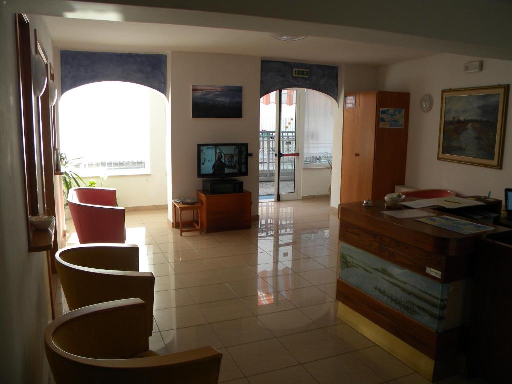 TV a/nebo společenská místnost v ubytování Hotel Eliani