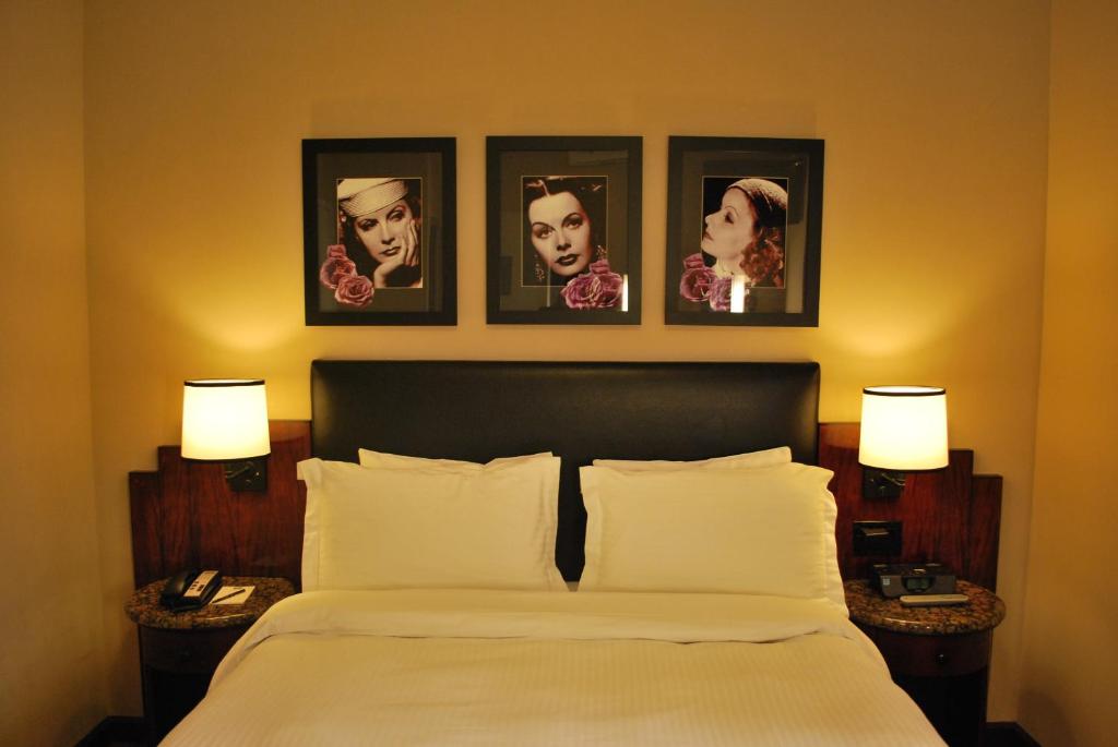 Cama ou camas em um quarto em Washington Square Hotel