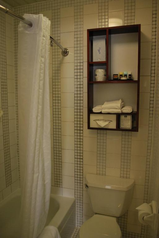 Um banheiro em Washington Square Hotel