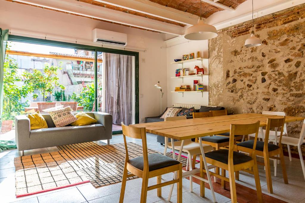 サン・フェリウ・デ・ギホルスにあるCasa Creuのリビングルーム(木製テーブル、椅子付)